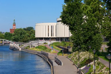 Bydgoszcz, Polonya - 26 Haziran 2020: Brda Nehri üzerindeki Opera Nova. Şehirdeki en ünlü ve tanınan binalardan biridir. 