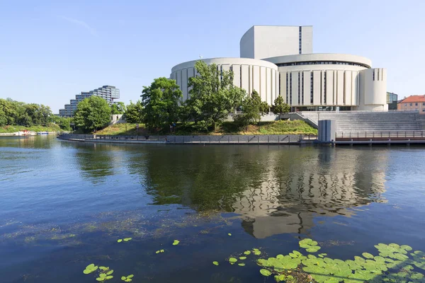 Bydgoszcz, Polonya - 26 Haziran 2020: Brda Nehri üzerindeki Opera Nova. Şehirdeki en ünlü ve tanınan binalardan biridir. 