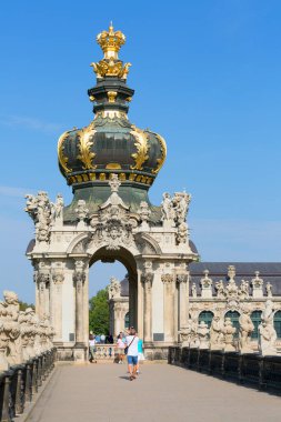 Dresden, Almanya - 23 Eylül 2020: 18. yüzyıl Barok Zwinger Sarayı, Crown Gate ayrıca Kronentor olarak da bilinir.