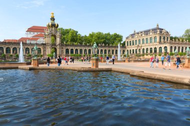 Dresden, Almanya - 23 Eylül 2020: 18. yüzyıl Barok Zwinger Sarayı, Langgalerie, Crown Gate ve Matematik-Fizik Salonu
