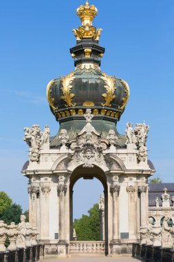 Dresden, Almanya - 23 Eylül 2020: 18. yüzyıl Barok Zwinger Sarayı, Crown Gate ayrıca Kronentor olarak da bilinir.