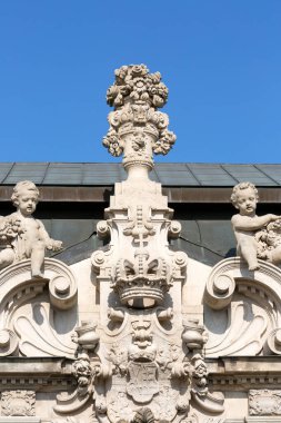Dresden, Almanya - 23 Eylül 2020: 18. yüzyıl Barok Zwinger Sarayı, binanın ön cephesinde dekoratif süsler