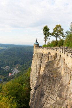 Orta Çağ Koenigstein Kalesi, Sakson İsviçre, Koenigstein, Almanya 'da Elbe Nehri üzerindeki kayalık bir tepede yer almaktadır.