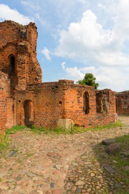 Torun, Polonya - 26 Haziran 2020: Gotik Töton 13. yüzyıl Torun Kalesi kalıntıları