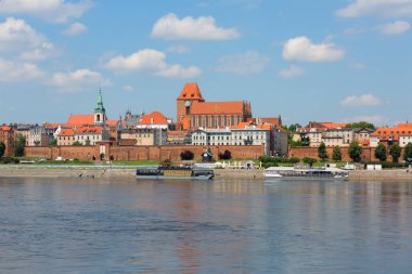 Torun, Polonya - 26 Haziran 2020: Güneşli bir günde Vistula Nehri 'nden Eski Şehir platformunun görüntüsü