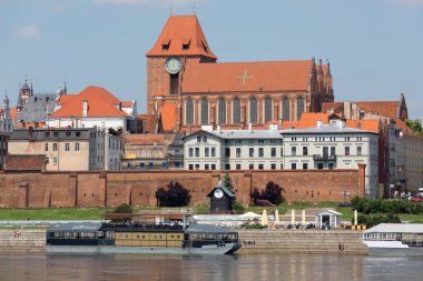 Torun, Polonya - 26 Haziran 2020: Saint Johns Gotik Katedrali, Eski Şehir 'in manzaralı Vistula Nehri manzarası