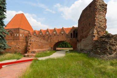 Torun, Polonya - 26 Haziran 2020: Gotik Töton 13. yüzyıl Torun Kalesi kalıntıları