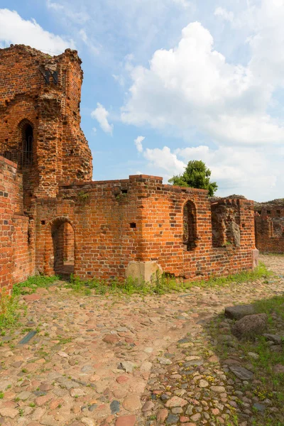 Torun, Polonya - 26 Haziran 2020: Gotik Töton 13. yüzyıl Torun Kalesi kalıntıları