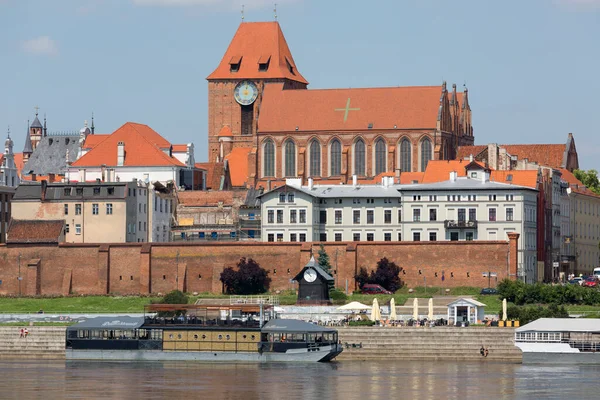 Torun, Polonya - 26 Haziran 2020: Saint Johns Gotik Katedrali, Eski Şehir 'in manzaralı Vistula Nehri manzarası