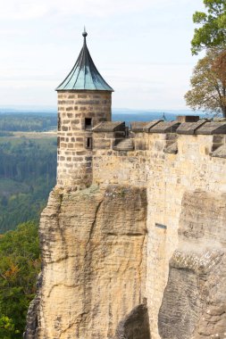 Orta Çağ Koenigstein Kalesi, Sakson İsviçre, Koenigstein, Almanya 'da Elbe Nehri üzerindeki kayalık bir tepede yer almaktadır.