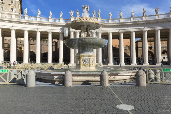 罗马教廷 2020年10月9日 圣彼得大教堂前的圣彼得广场上的殖民地和喷泉 Covid 19大流行病导致的沙漠广场 — 图库照片
