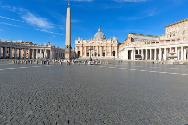 Vatikan, Roma, İtalya - 9 Ekim 2020: St. Peter Meydanı 'nda Aziz Peter Bazilikası ve dikilitaş cephesi. Covid-19 koronovirüs salgınından dolayı maske takan çok az turist var.