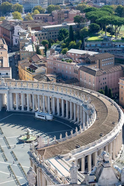 意大利罗马梵蒂冈 2020年10月9日 圣彼得大教堂圆顶上的圣彼得广场空中景观 由于Covid 19禽流感大流行 游客很少 — 图库照片