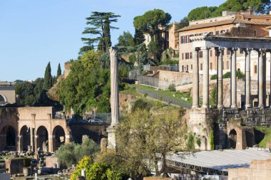 Forum Romanum, birkaç önemli antik binanın kalıntıları, Satürn Tapınağı 'nın bir parçası, Roma, İtalya