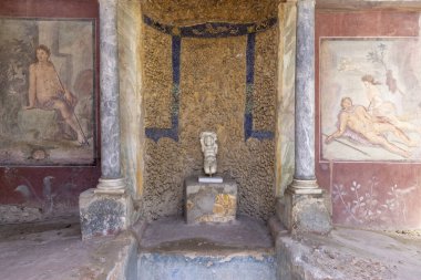 Pompeii, Napoli, İtalya - 26 Haziran 2021: MS 79 'da Vesuvius volkanının patlaması sonucu antik kentin kalıntıları yok edildi. Octavius Quartio Evi 'nde heykel ve freskler (Casa di Ottavio Quartione)