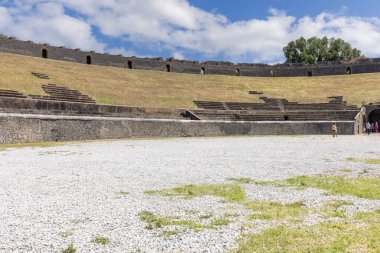 Pompeii, Napoli, İtalya - 26 Haziran 2021: M.S. 79 'da Vesuvius volkanı patlaması ile gömülen Pompeii antik kenti amfitiyatrosuna bakın. Hayatta kalan en eski Roma amfitiyatrosudur.
