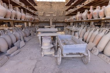 Pompeii, Napoli, İtalya - 26 Haziran 2021: MS 79 'da Vesuvius volkanının patlaması sonucu antik kentten kalma eserler müzesi