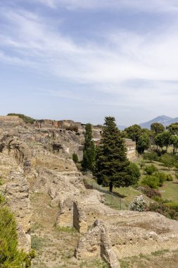 İtalya 'nın Pompei kenti, Napoli yakınlarında MS 79' da Vesuvius volkanının patlaması sonucu yıkılan antik bir şehrin kalıntılarına genel bir bakış. Pompeii, UNESCO 'nun Dünya Mirasları Listesine dahil edildi