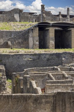 İtalya, Pompei, Napoli yakınlarındaki Vezüv yanardağının patlaması sonucu antik şehrin kalıntıları yok oldu. Pompei, UNESCO 'nun Dünya Mirasları Bölgesi' nde yer alan ve İtalya 'nın en popüler turistik merkezlerinden biridir.