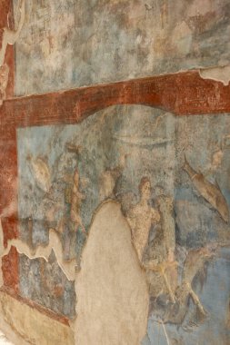 Pompeii, Napoli, İtalya - 26 Haziran 2021: M.S. 79 'da Napoli yakınlarında Vesuvius volkanının patlaması sonucu yıkılan antik bir şehrin kalıntıları. Banliyö hamamlarının duvarında fresk