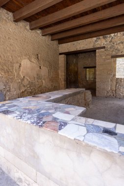 Pompeii, Napoli, İtalya - 26 Haziran 2021: MS 79 'da Vesuvius volkanının patlaması sonucu antik kentin kalıntıları yok edildi. Asellina 'nın Thermopolium' u