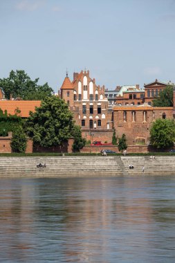 Torun, Polonya - 26 Haziran 2020: 15. yüzyıl gotik St. Georges Kardeşliği kırmızı tuğla mahkemesi (Burgher 's House) ve Ortaçağ şehir duvarı Tama