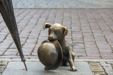 Torun, Polonya - 27 Haziran 2020: Filus ve Profesör Filutek, Polonyalı hicivci Zbigniew Lengren 'in hicivci hikayelerindeki çizgi film karakterlerinin metal figürü. Köpek sahibini bekliyor.