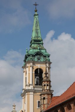 Torun, Polonya - 27 Haziran 2020: 17. yüzyılda Eski Kent Pazar Meydanı 'nda Cizvit tapınağı olarak inşa edilen Barok Kutsal Ruh Kilisesi (Rynek Staromiejski)