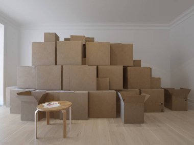 Paketlenmiş karton kutular ve sandalye tuşlar ile iç. 3D görüntü