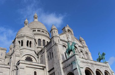 Kutsal Kalp Paris güneşli mavi gökyüzü arka plan üzerinde Bazilikası Close-up. Paris. Fransa.