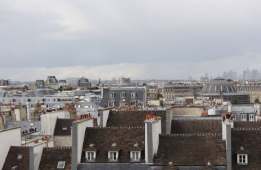  Bulutlu bir günde çatılarda Paris. Fransa.