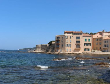 La Ponche Saint Tropez plaj. Mavi gökyüzü, Medit temiz su