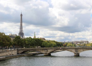 Paris'te Seine üzerinde dramatik gökyüzü. Bulutlu bir günde, Fransa Eyfel Kulesi ve Jena Köprüsü manzarasına. Pont d'Ina.