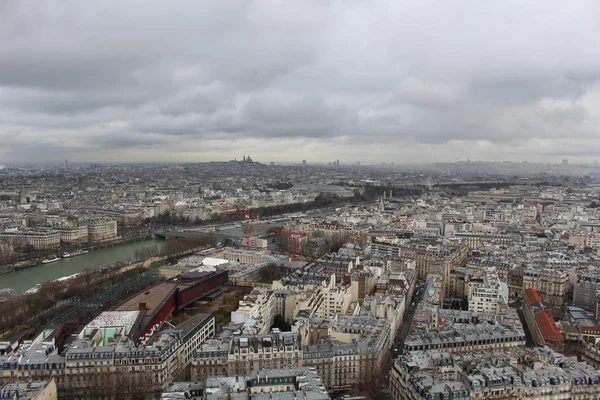 Pohled z Eiffelovy věže na Sacre Coeur na zamračený den. — Stock fotografie