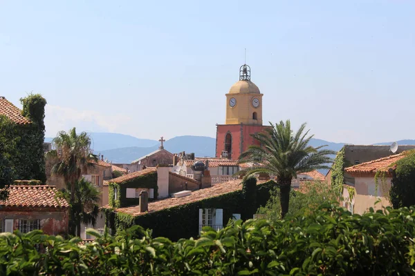 Vista de los tejados de azulejos y el campanario de la iglesia de Saint Tropez —  Fotos de Stock