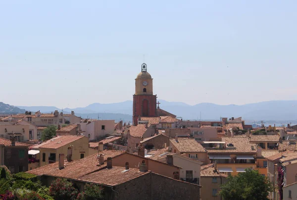 Vista de las calles históricas de Saint-Tropez. Los techos de baldosas —  Fotos de Stock
