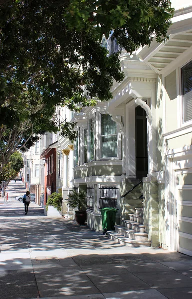Edificios históricos en la calle moderna de San Francisco, California, Estados Unidos de América . — Foto de Stock