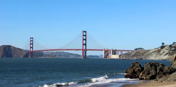 The Golden Gate Bridge, California, Estados Unidos de América. Vista del puente desde la playa de Baker . —  Fotos de Stock