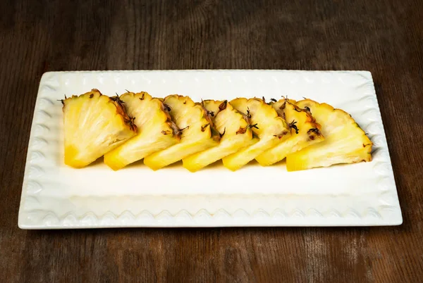 Ananas Frutta Tagliata Spicchi Piatto Fondo Legno Spuntino Sano — Foto Stock