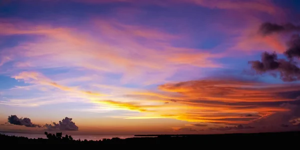 Escena Del Atardecer Nubes Colores Tiempo Del Atardecer Cielo Mar —  Fotos de Stock