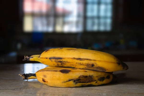 Frutas de banana balcão de cozinha superior maduro dois orgânicos — Fotografia de Stock