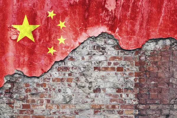 Grungy Alte Ziegelmauer Mit Chinesischer Flagge Auf Gebrochenem Render Surfac — Stockfoto