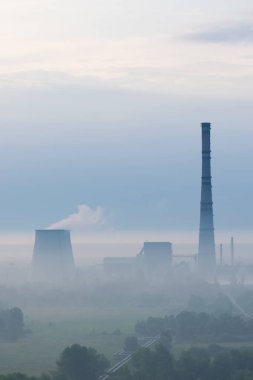 Isı Santrali sabah sis içinde