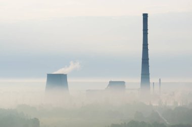 Isı Santrali sabah sis içinde