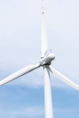 Rüzgar türbini genel görünümü dışında kırsal kesimde