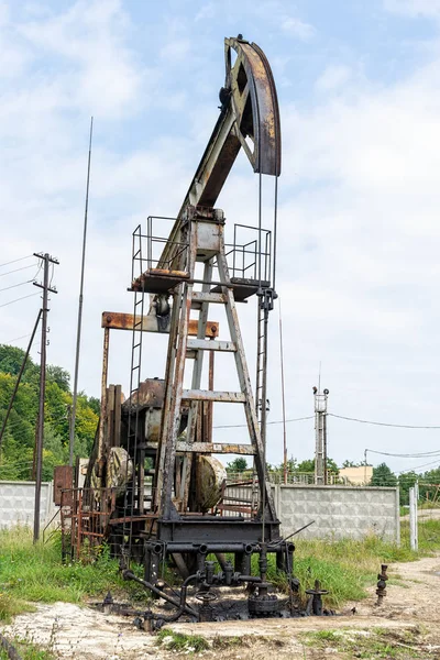 Plataforma Petrolera Está Bombeando Petróleo Con Hermoso Paisaje Fondo —  Fotos de Stock