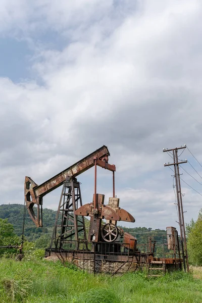 Plataforma Petrolera Está Bombeando Petróleo Con Hermoso Paisaje Fondo —  Fotos de Stock