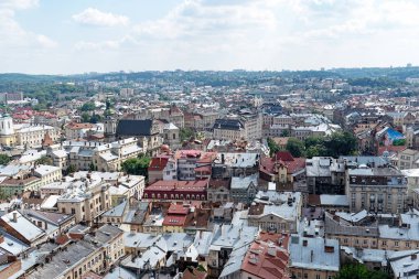 Lviv, Ukrayna - 23 Ağustos 2018: Lviv - Ukrayna batı kesiminde eski şehir merkezi simge yapılar. City Hall Tower görünümünden.