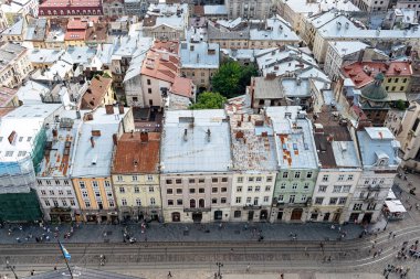 Lviv, Ukrayna - 23 Ağustos 2018: Lviv - Ukrayna batı kesiminde eski şehir merkezi simge yapılar. City Hall Tower görünümünden.