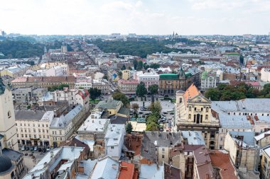 Lviv, Ukrayna - 23 Ağustos 2018: Lviv - Ukrayna batı kesiminde eski şehir merkezi simge yapılar. City Hall Tower görünümünden.